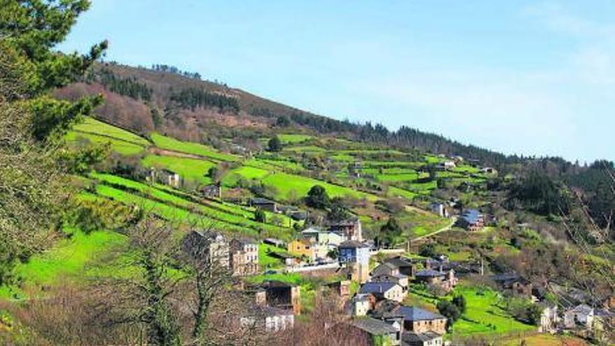 el plano inclinado. Illano, visto desde el ascenso hacia La Montaña. / ángel gonzález