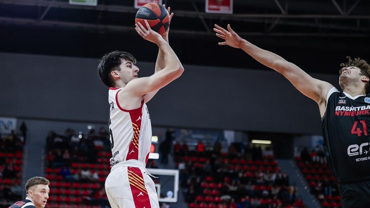 Lucas Langarita lanza a canasta en busca de anotar ante la defensa de Mathon en el encuentro entre el Casademont Zaragoza y el Nymburk.