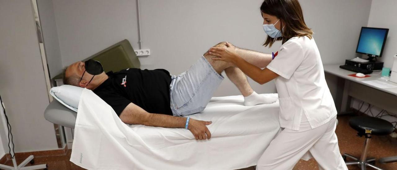 Un paciente haciendo rehabilitación con una fisioterapeuta. |   // JOSÉ LORES