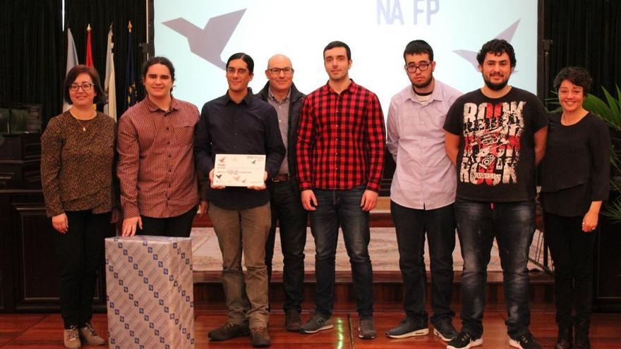 El equipo ganador con sus profesores