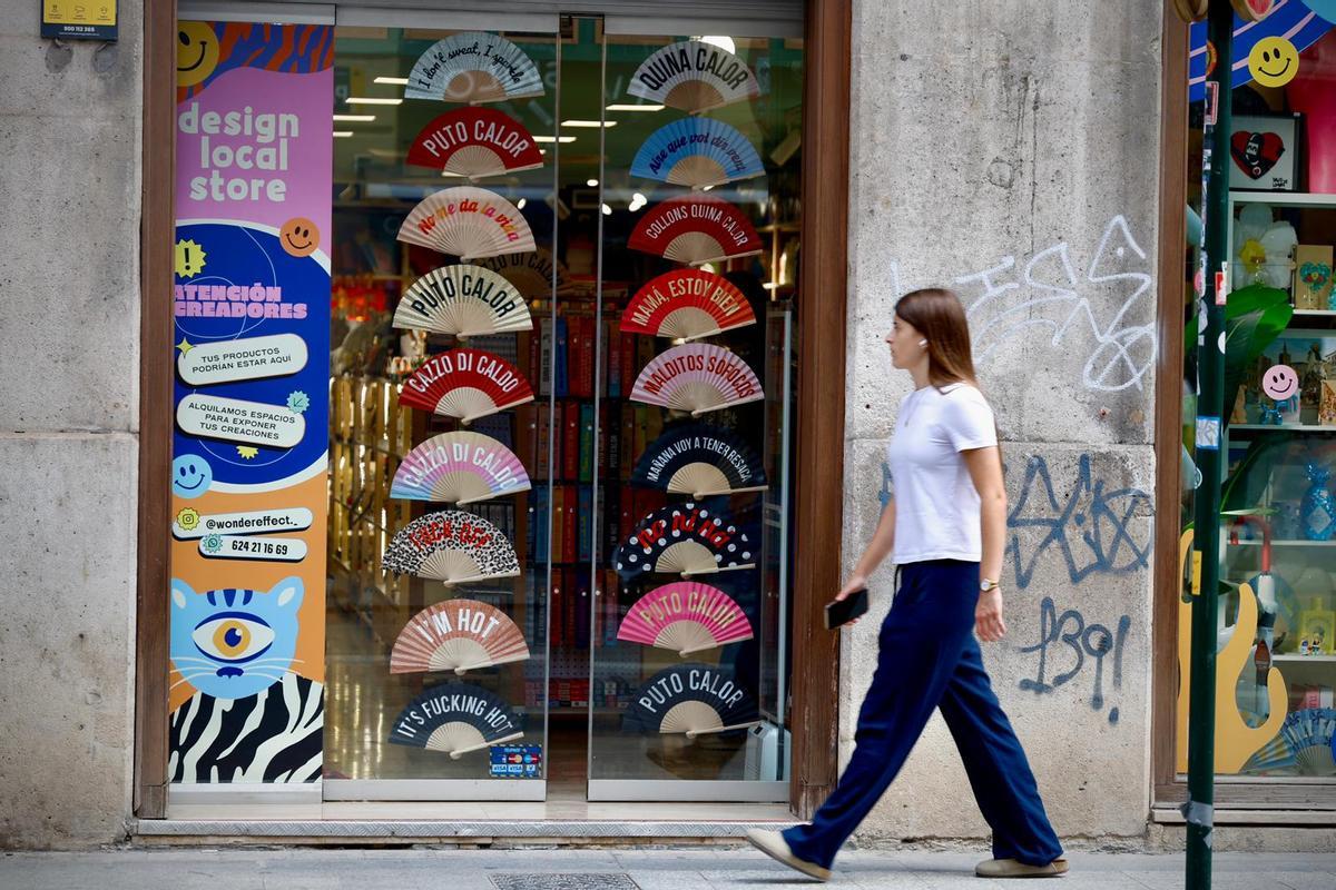 La calle de la Paz en València concentra un buen número de tiendas de recuerdos.
