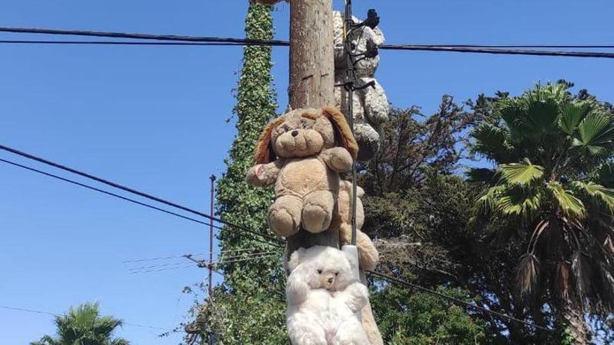 Adornan un poste del tendido eléctrico de La Laguna con peluches