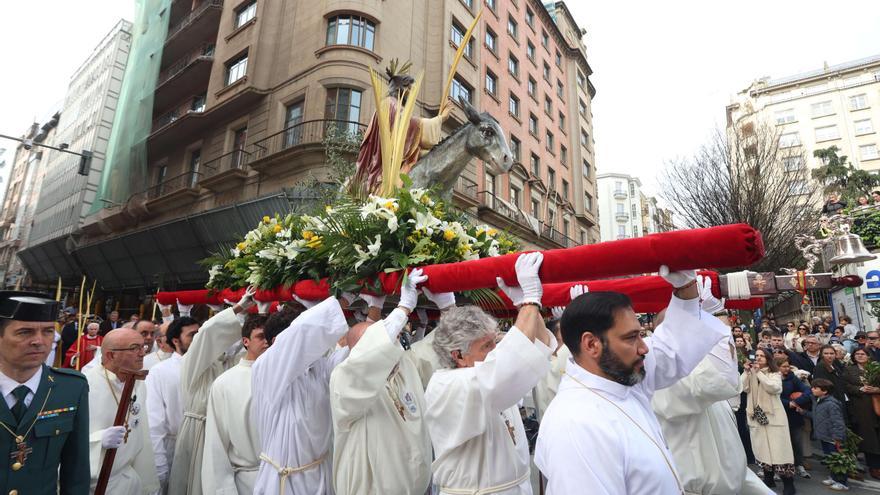La Borriquilla reúne a cientos de fieles en la plaza de Vigo