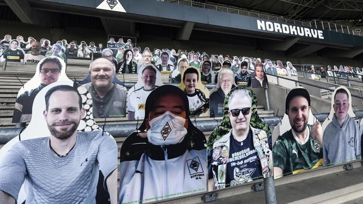 Maquetas de hinchas del Borussia Moenchengladbach, listos en las gradas para 'animar' a su equipo.