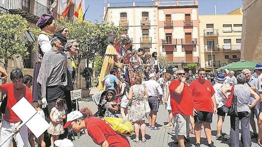 Vinaròs vive la mayor reunión de ‘gegants’ de su historia