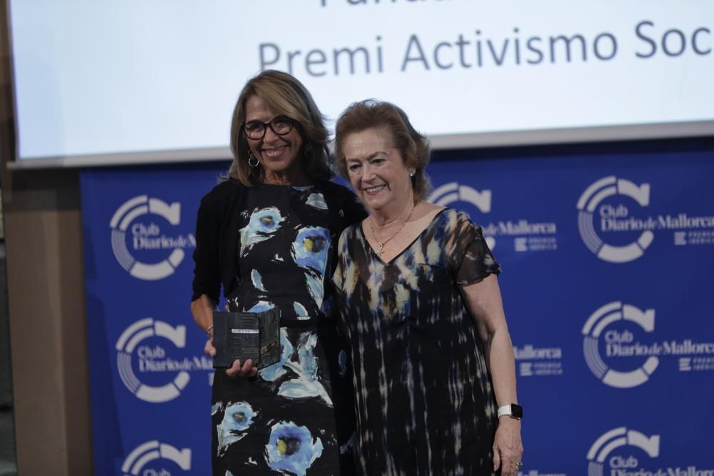 Elizabeth Homberg recibe el premio de Acción Social en representación de la asociación RANA, de manos de Arantza Sarasola, vicepresidenta de Prensa Ibérica.