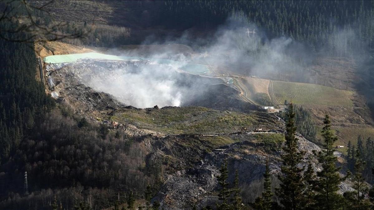 Una columna de humo sale del vertedero de Zaldíbar.