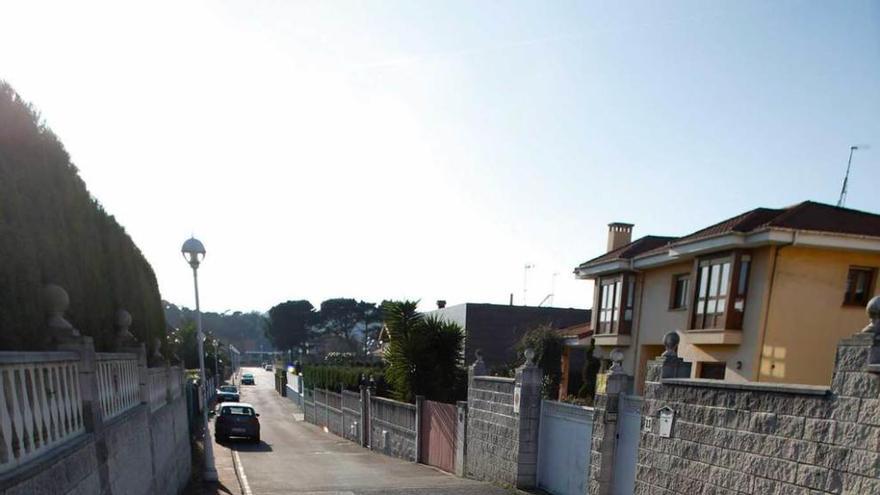 La calle Alejandro Casona de Salinas, en la que se ubica el chalé asaltado el pasado viernes.