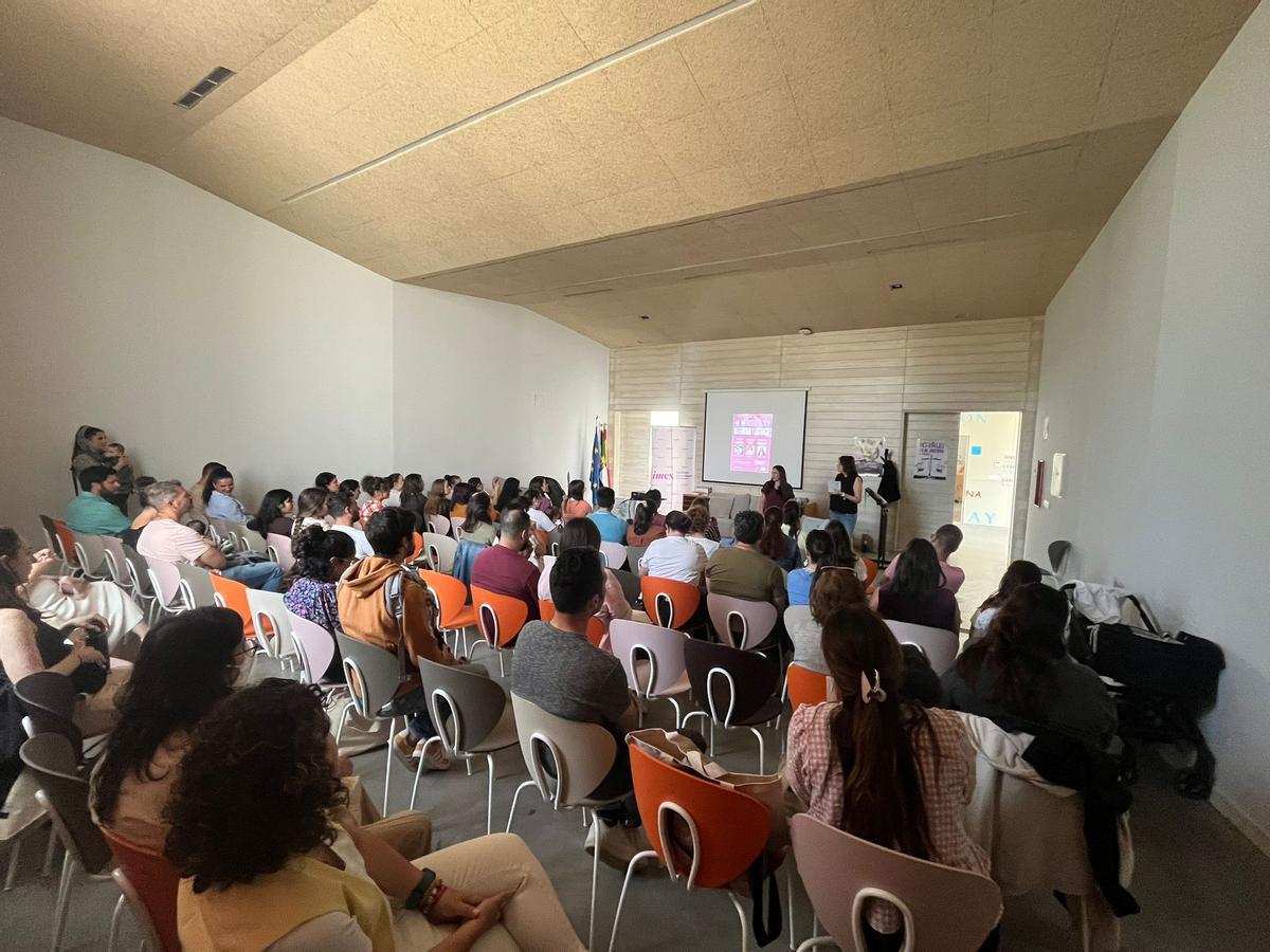 Uno de los momentos durante el encuentro en la Casa de la Mujer de Badajoz.