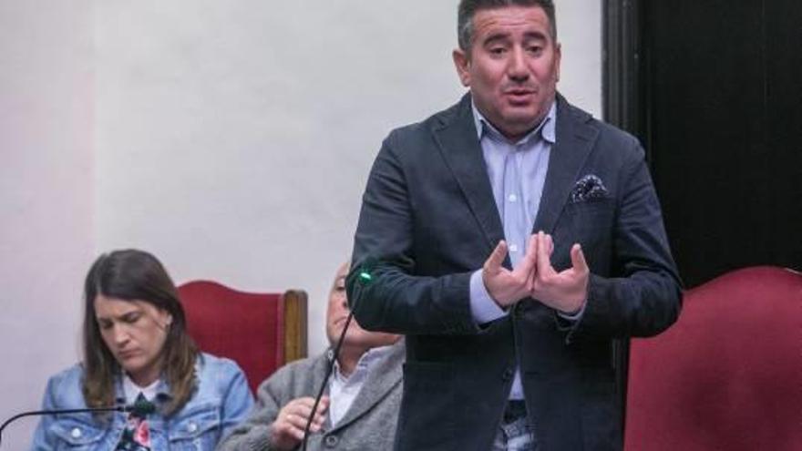 El popular Luis Ángel Mateo, ayer, durante una de sus intervenciones en la sesión plenaria.