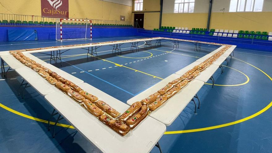 Un roscón gigante anuncia la llegada de los Reyes Magos a La Victoria