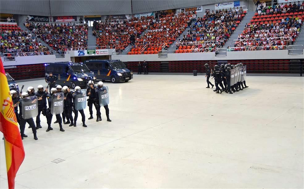 La Policía Nacional se exhibe ante escolares en el Príncipe Felipe