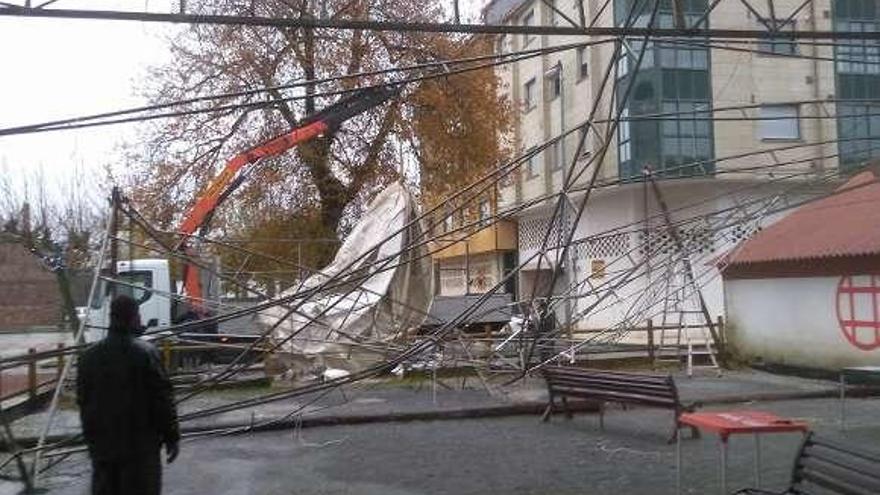 &quot;Elsa&quot; destrozó la carpa del campo de petanca de A Bandeira.