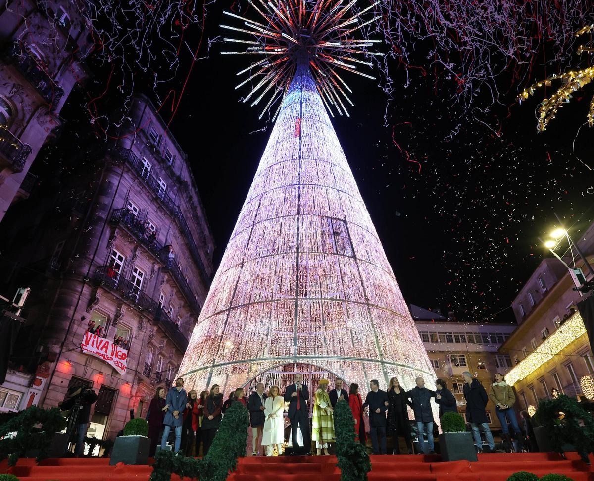 Vigo enciende la Navidad más grande de su historia ante miles de personas