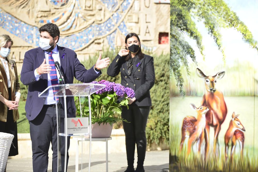 Homenaje a las víctimas de la violencia machista en la Asamblea Regional