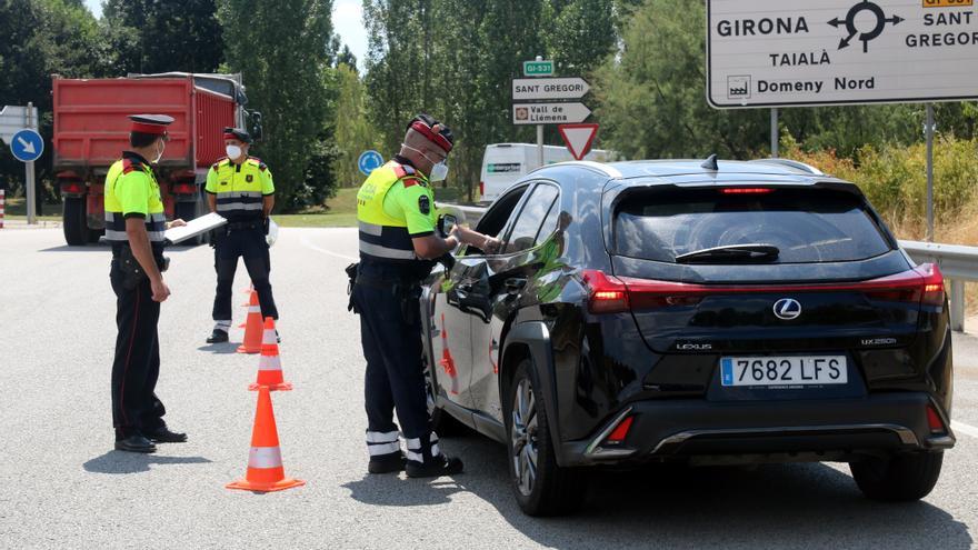 Enxampat conduint begut per l&#039;N-II, contra direcció, amb el capó obert i traient el cap per la finestra