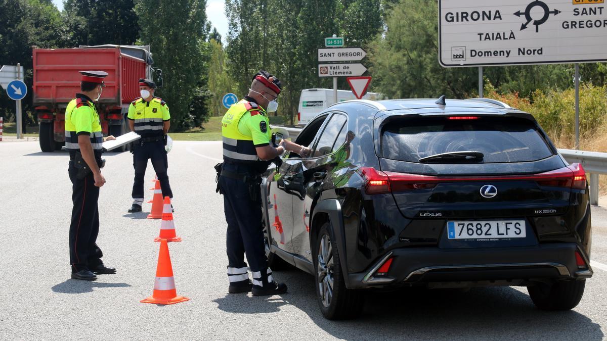 Els Mossos d&#039;Esquadra controlant un vehicle durant el control muntat a la sortida de Girona Oest de l&#039;autopista AP-7