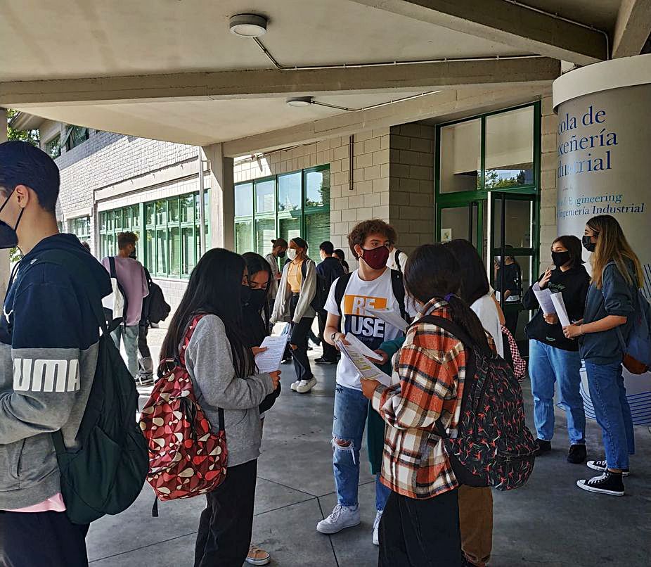 Jóvenes del IES As Barxas, de Moaña, antes de un examen.