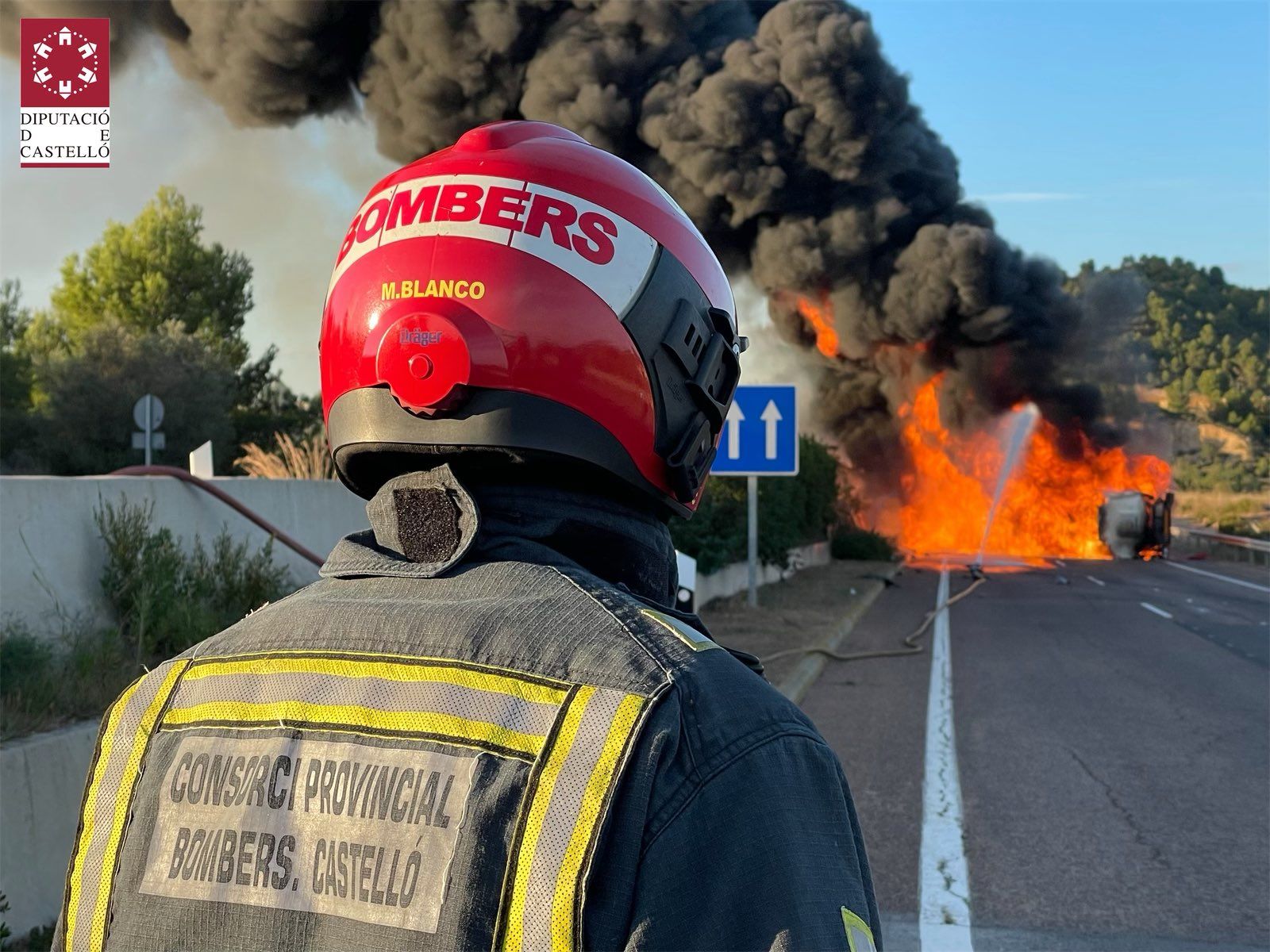 Un camión cargado de gasoil se incendia tras un accidente en Castellón