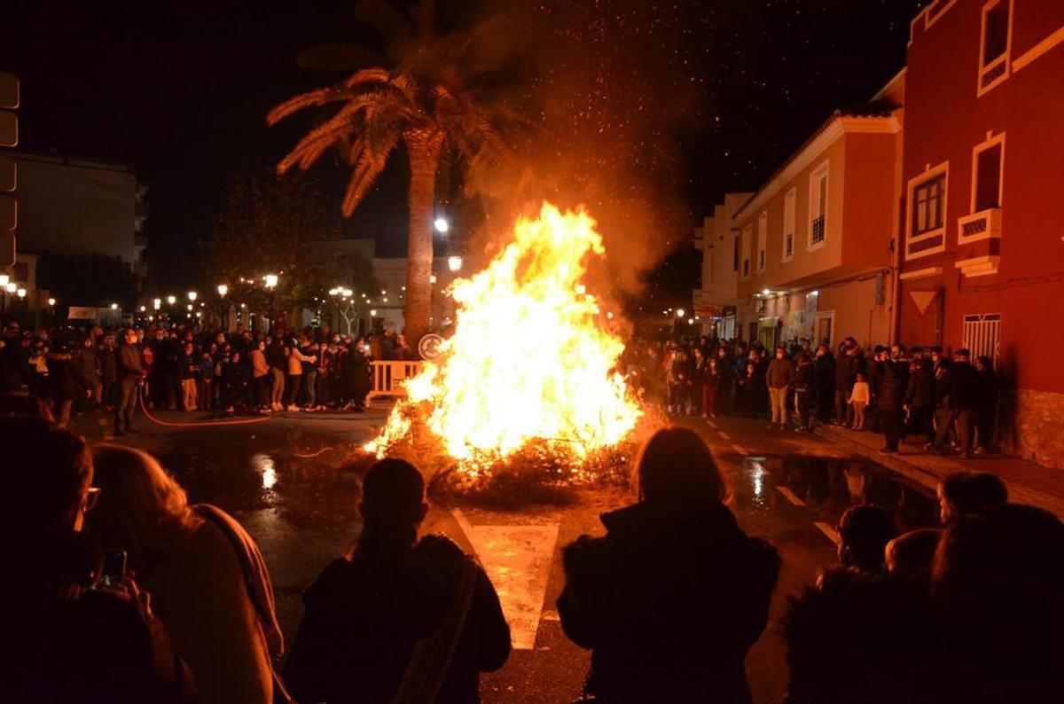 La población se reunirá hoy en torno a las numerosas hogueras que tendrán lugar en diferentes puntos de la localidad para disfrutar de la festividad de Sant Antoni.