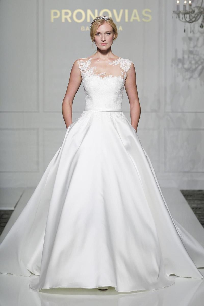 Pronovias New York Bridal Fashion Week 2015 vestido con volumen en falda