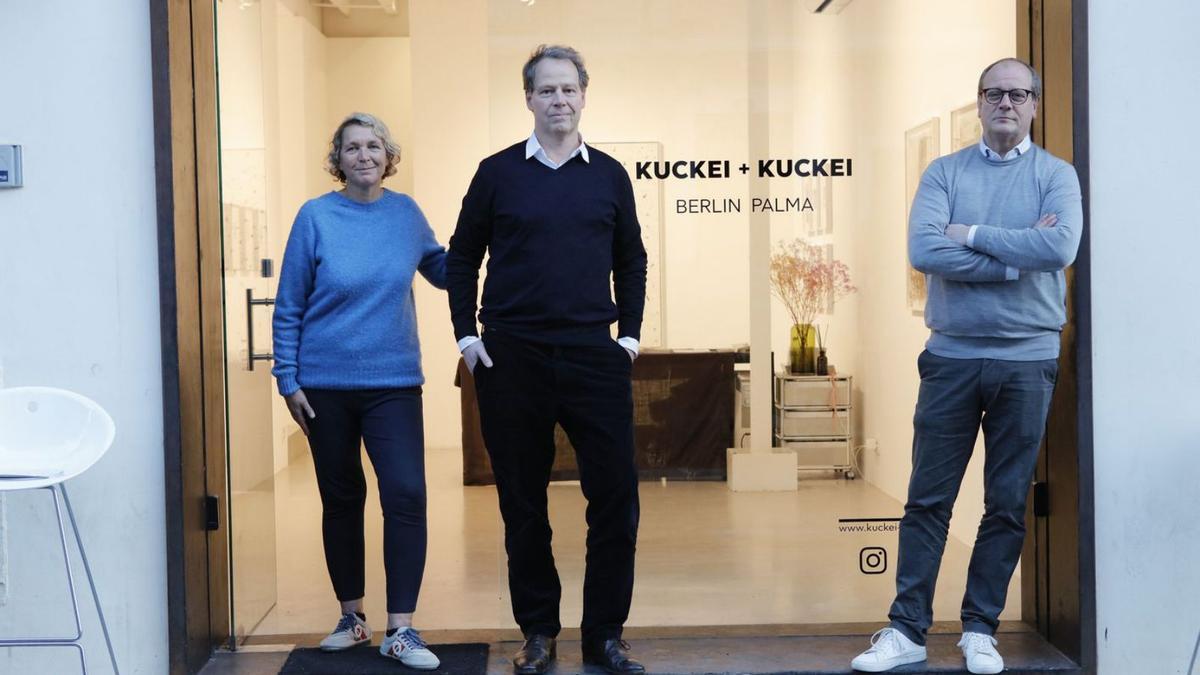 De izquierda a derecha: Iris Schmied, Hannes Kuckei y Ben Kuckei delante de la sucursal de la galería.  | BENDGENS