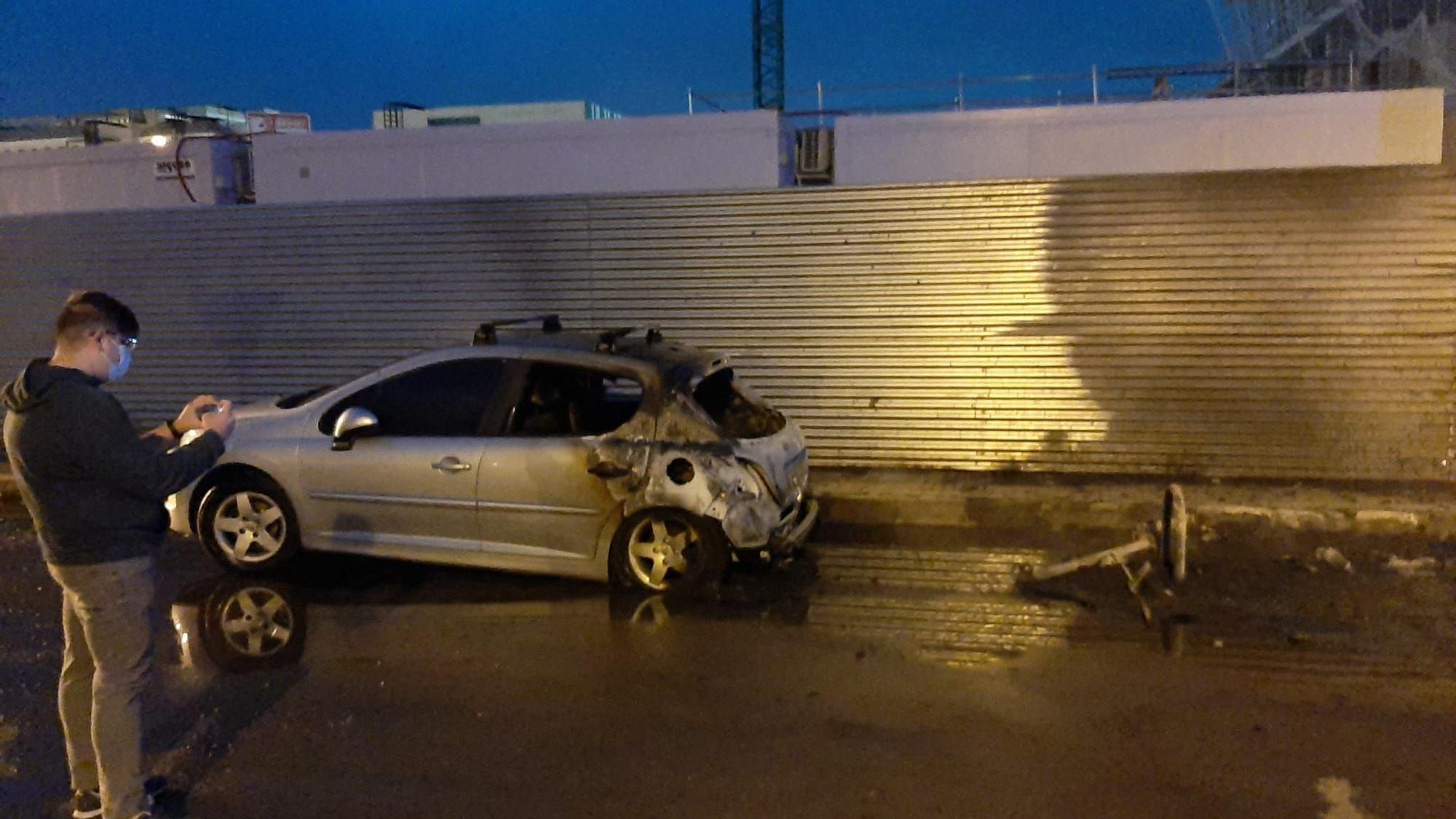 Incendio de contenedores en el Molinar