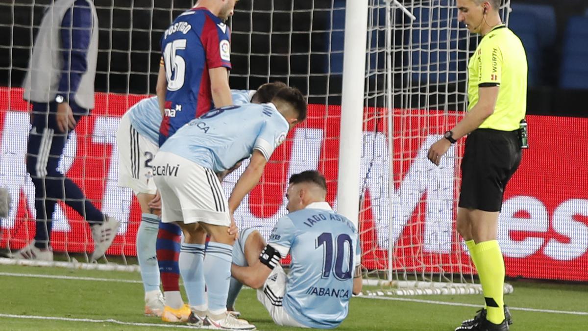 Aspas se echa al suelo al notar molestias musculares.