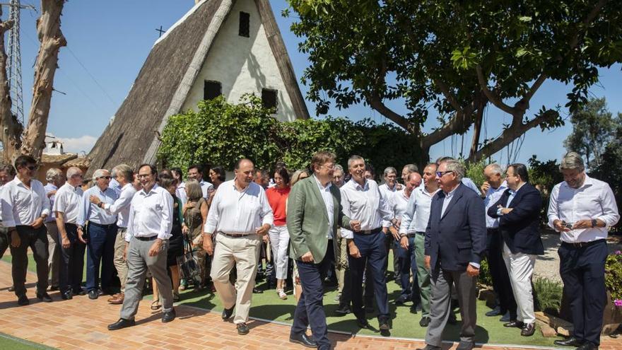 Foto de grupo de empresarios, directivos y dirigentes del Consell en l&#039;Albufera, ayer.