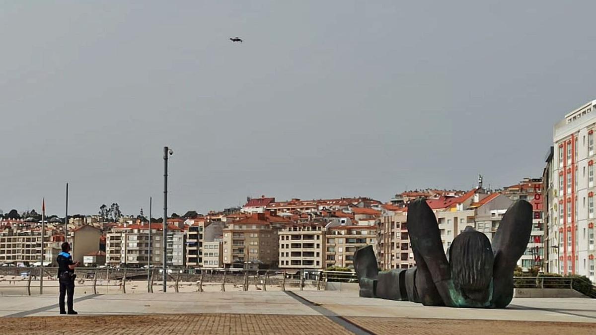 Un policía maneja un dron en la zona del puerto deportivo de Sanxenxo.   | // FDV