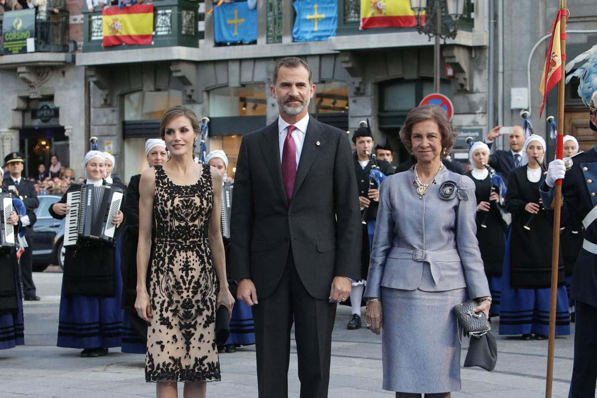 Los Reyes junto a la reina doña Sofía en los Premios Princesa de Asturias 2016