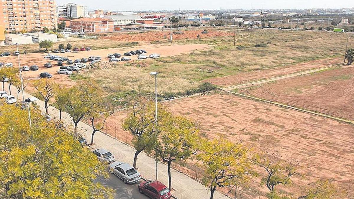 Imagen de los terrenos donde se construirá el parque, entre la calle Fernando el Católico y la ronda Este de Castelló.