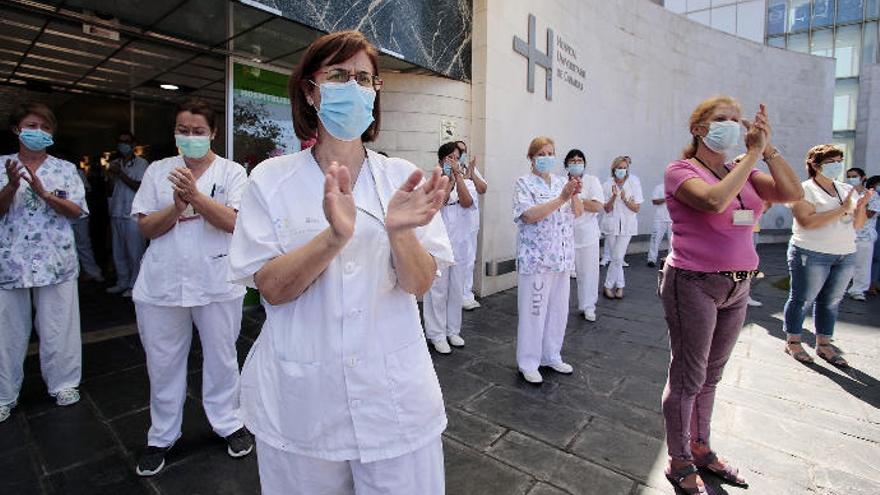 Personal sanitario del Hospital Universitario de Canarias honra a las víctimas del Covid-19 en un acto celebrado el pasado 23 de mayo.