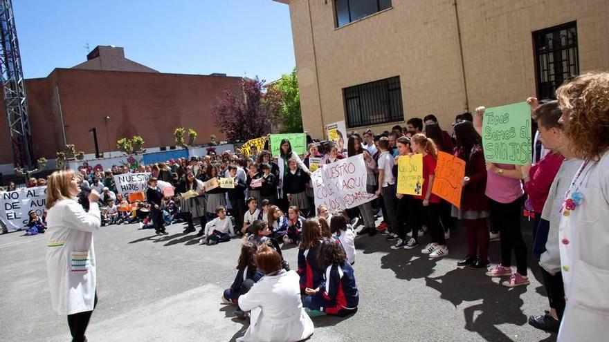 La protesta de la comunidad educativa del colegio San José, ayer.