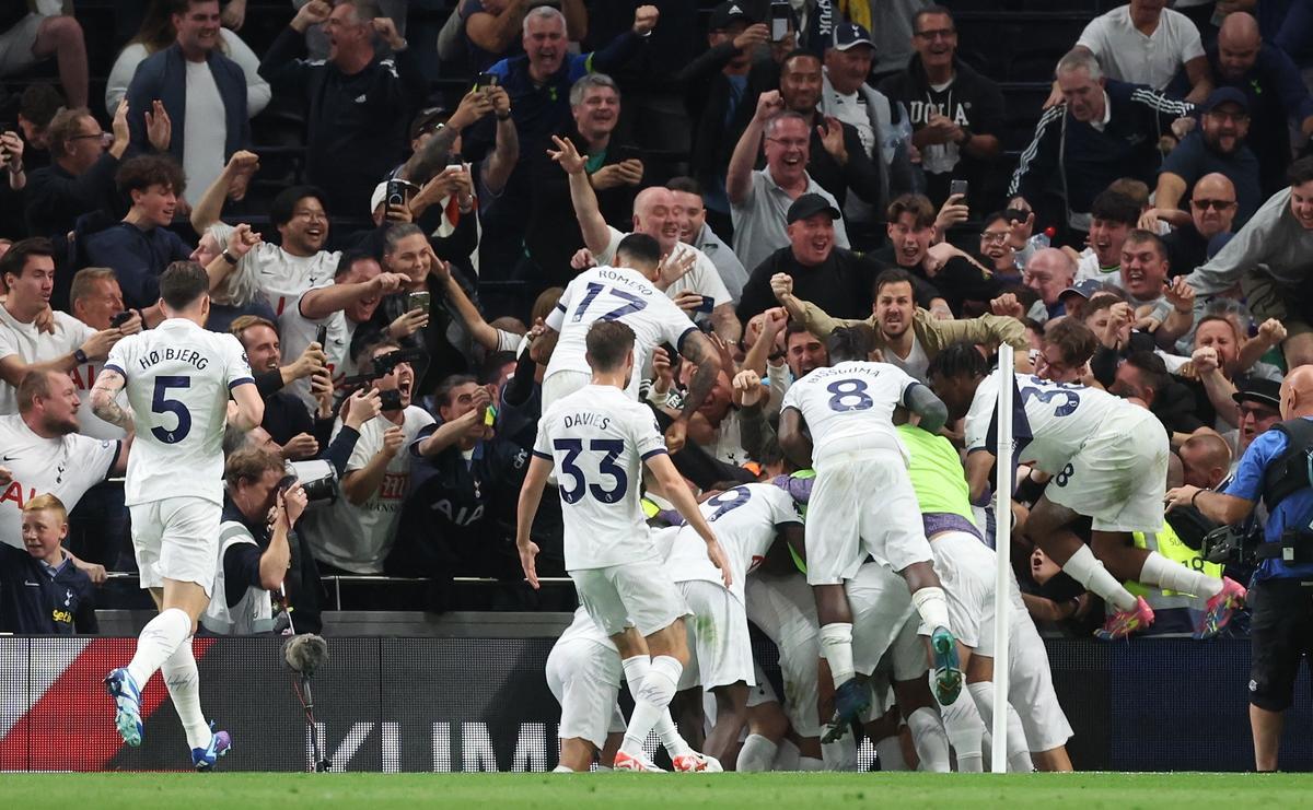 Los jugadores del Tottenham celebran el gol de la victoria ante el Liverpool. Los jugadores del Tottenham celebran el gol de la victoria ante el Liverpool.