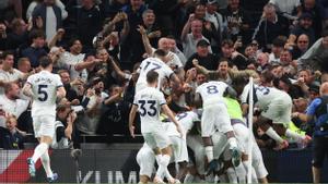 Los jugadores del Tottenham celebran el gol de la victoria ante el Liverpool.