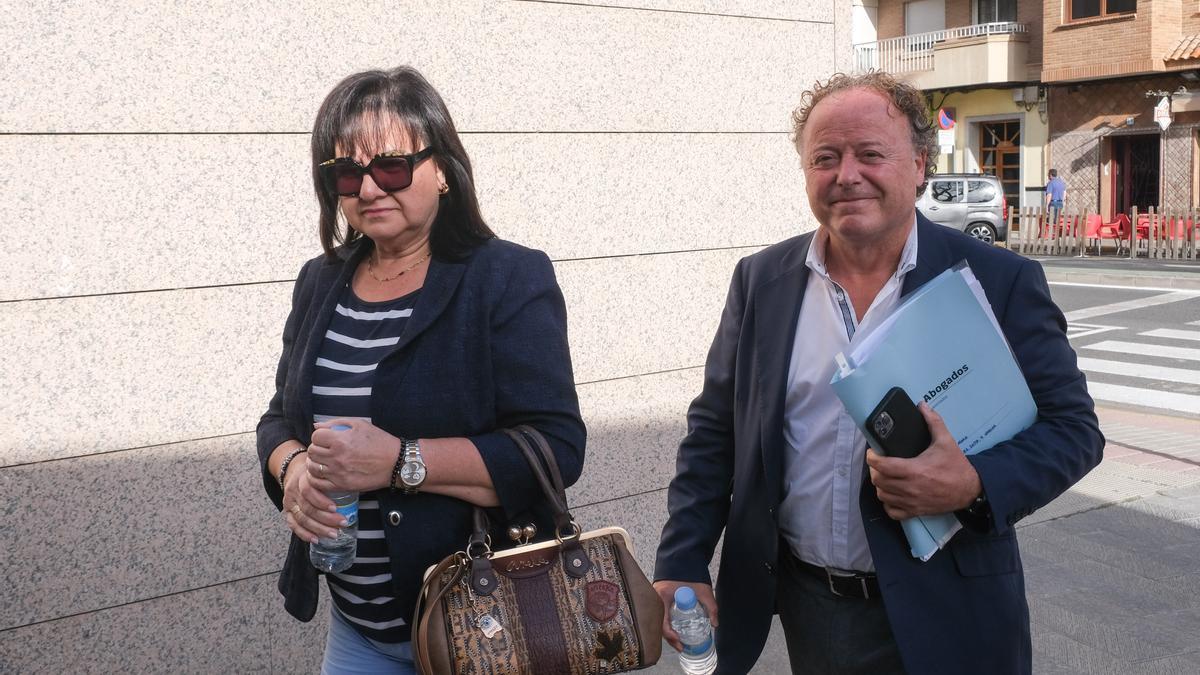 La alcaldesa de Algueña, María del Carmen Jover, junto a su abogado, Ricard Sala, a su llegada este viernes a los juzgados de Novelda.