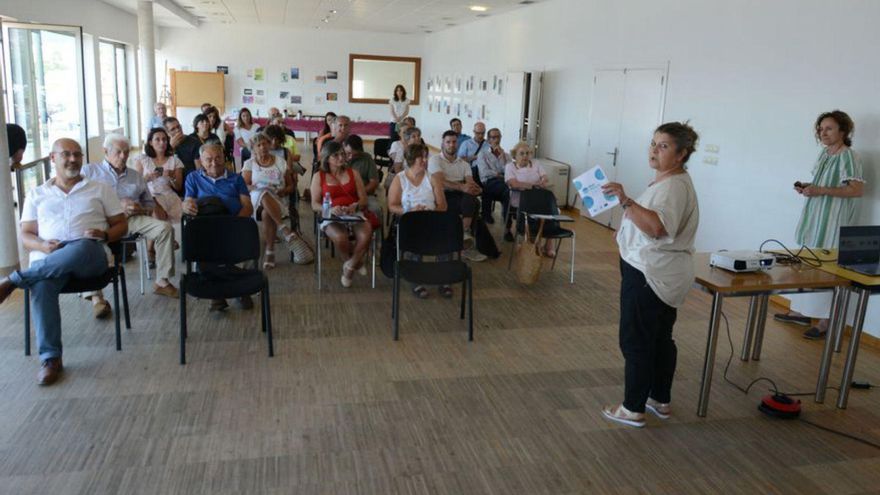 Reunión del GALP, ayer, en el Centro Social de Bueu. | // G. NÚÑEZ