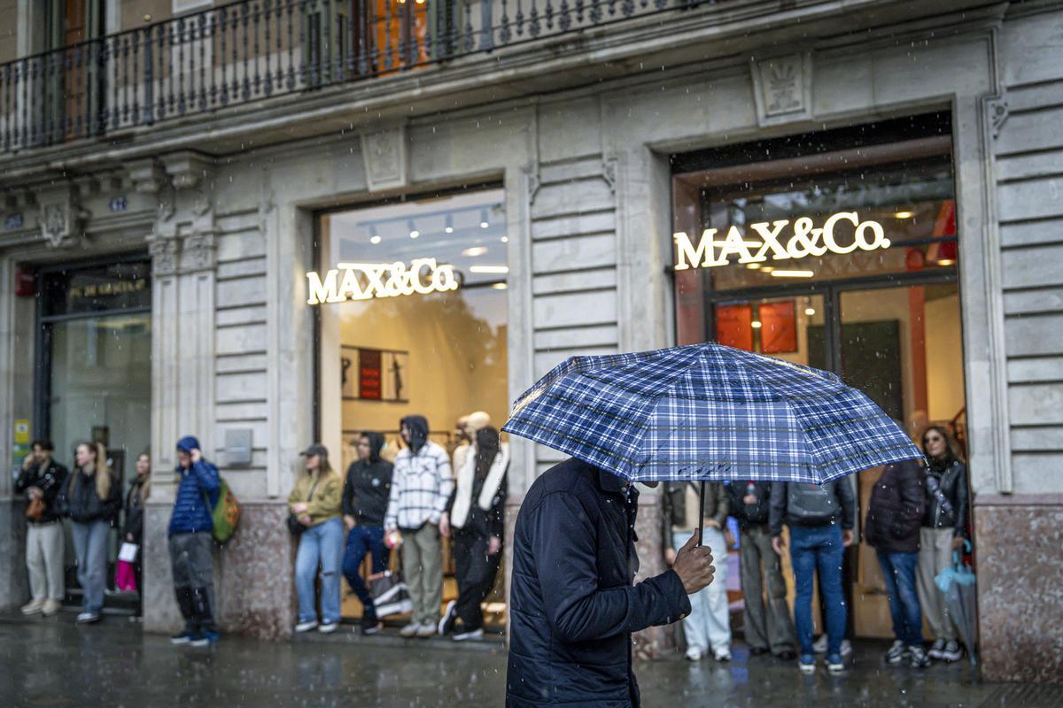 La previa de la fiesta de Sant Jordi, pasada por agua