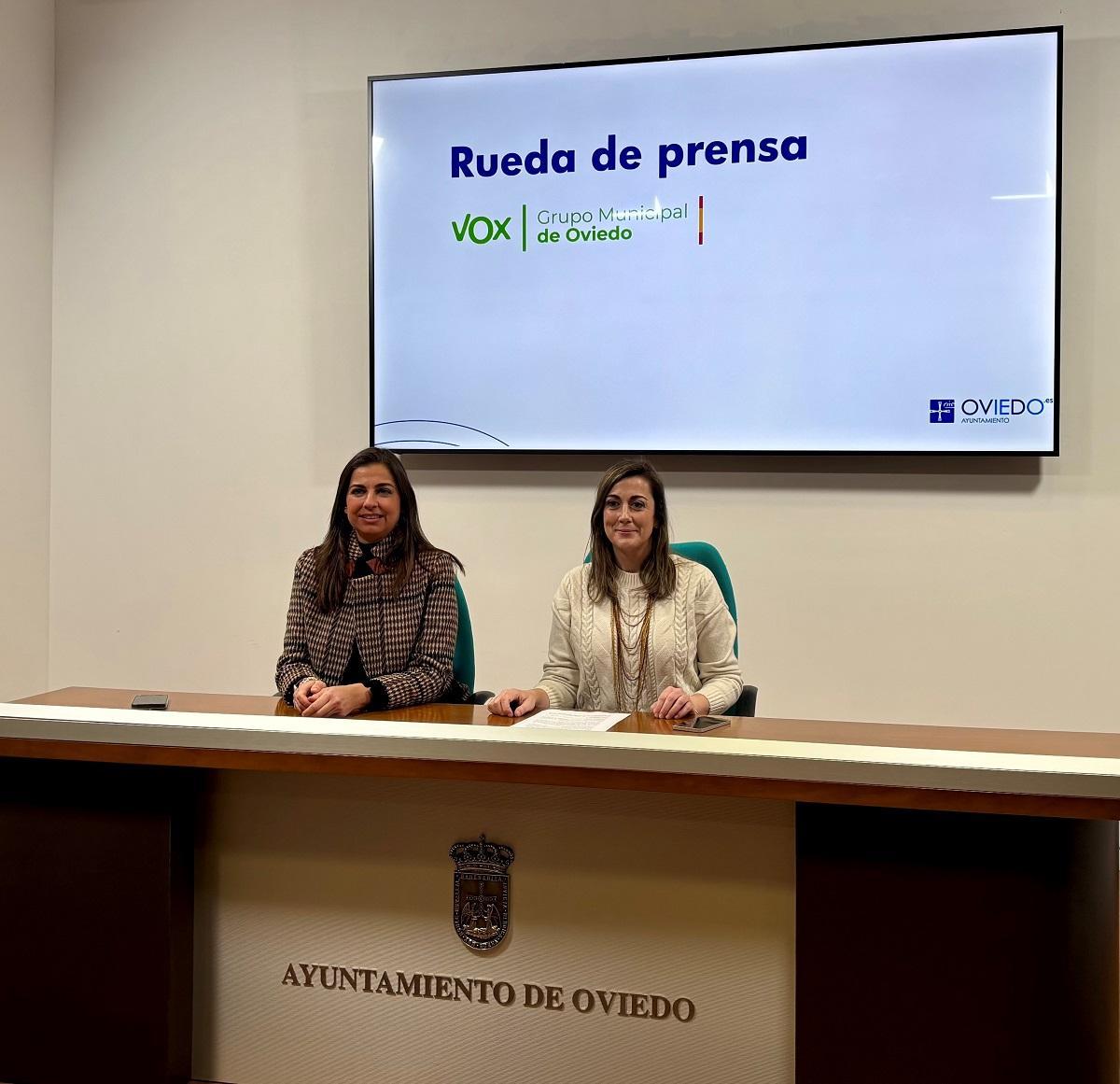 Alejandra González y Sonsoles Peralta en la sala de prensa del Ayuntamiento.