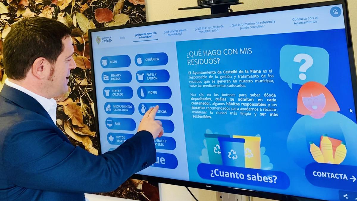 El regidor Ignasi Garcia mostra una part de la nova web que ja està a disposició de tota la ciutadania.