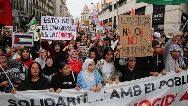Marcha de estudiantes en Barcelona en solidaridad con Palestina
