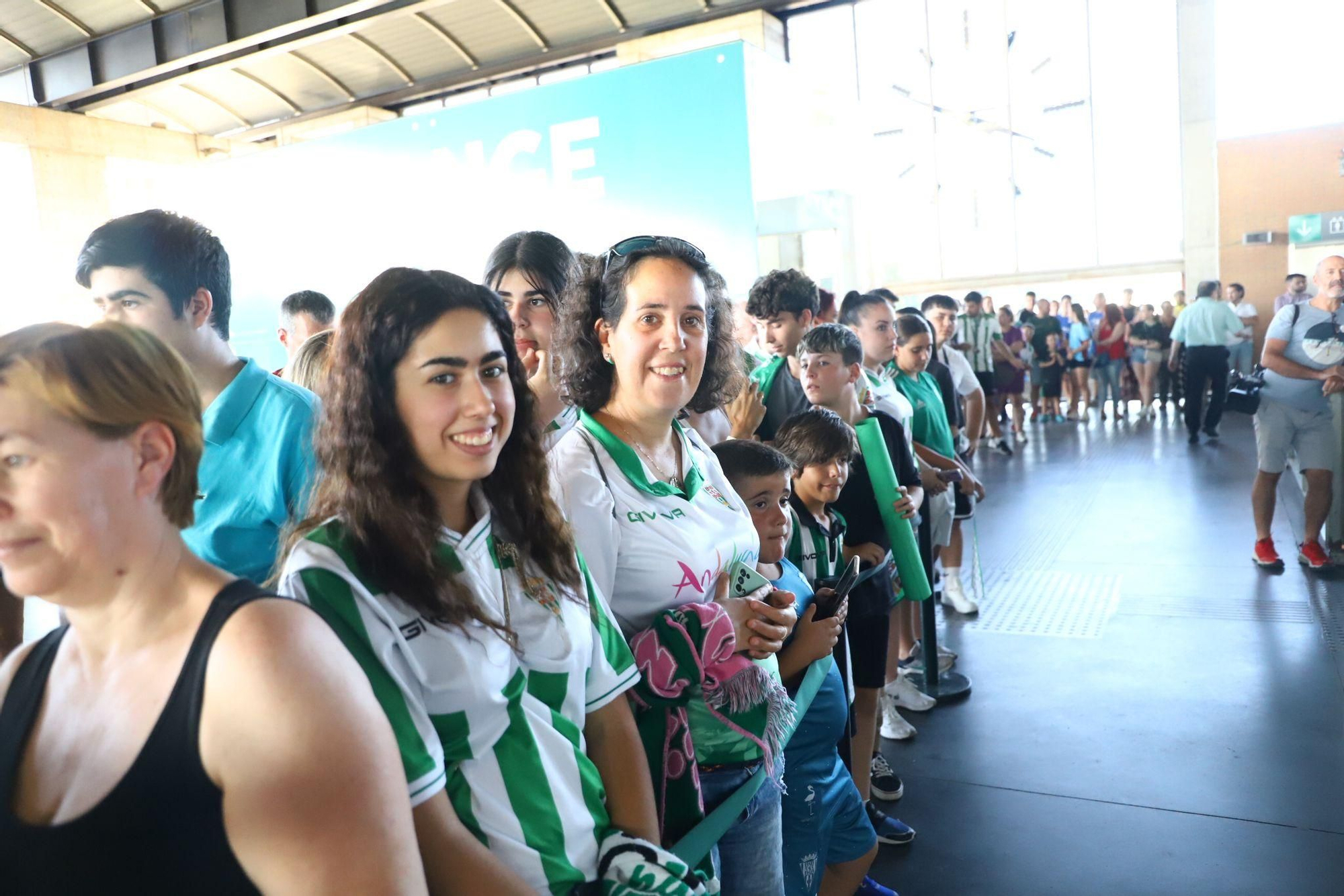 El Córdoba CF vuelve a casa tras el penúltimo paso hacia el ascenso