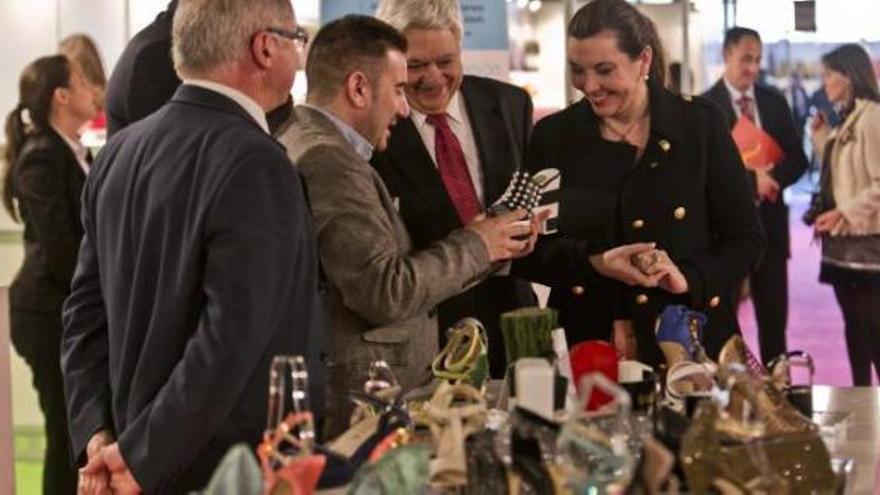 La apertura contó ayer con el presidente de la AEC, Manuel Román, y la alcaldesa de Elche, Mercedes Alonso.