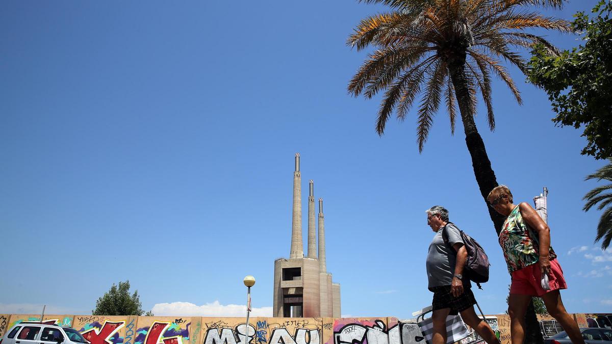 Transeuntes ante las Tres Xemeneies del Besòs, en el tramo de la calle Eduard Maristany que se renovará