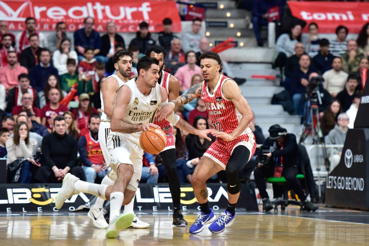 Jonah Radebaugh, capitán del UCAM Murcia, frente al madridista Alberto Abalde en el duelo de la primera vuelta en el Palacio.
