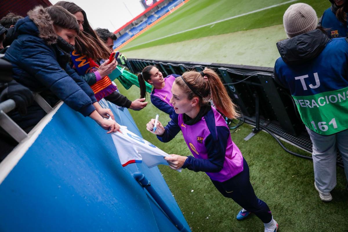 Alexia Putellas firma un autógrafos durante el entrenamiento de puertas abiertas