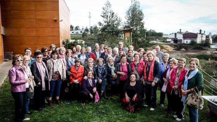 Los asistentes a la visita a Cogersa organizada con motivo de la campaña de reciclaje en Corvera.