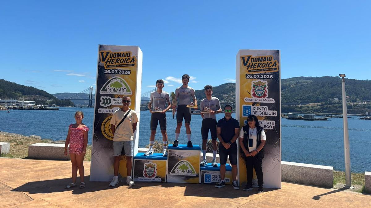Hugo Muñoz, Xián Alvariño y Vinicius Kovalskys en el podio de la categoría júnior.