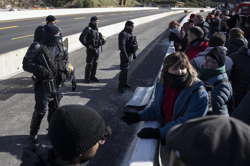 Una acció del Tsunami Democràtic talla l'AP-7 a la Jonquera